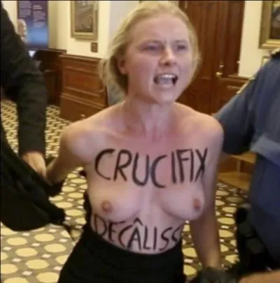 Les Québécois déversent des chapelets de gros mots d'inspiration liturgique : hostie, tabarnak (tabernacle), ciboire, calice, crisse (dérivé de Christ).
Tabarnak, criss et ostie sont tous aussi vulgaires. Ces trois blasphèmes sont les plus utilisés et correspondent plus ou moins à merde ou à bordel.
Source : https://www.courrierinternational.com/article/2011/09/29/des-jurons-qui-foutent-le-camp