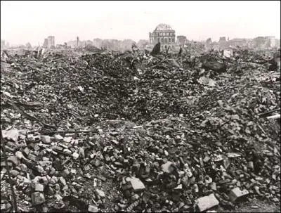 Le film culte "Allemagne année zéro" de Roberto Rossellini a été tourné dans les ruines de Berlin, détruite jusqu'à 80% par endroits. Durant la 2e Guerre mondiale, même les villes allemandes qui n'avaient pas d'importance stratégique ont été bombardées par les alliés. Pourquoi ?