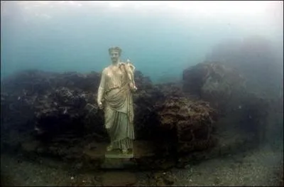 La ville de Baïes était une riche station balnéaire ; aujourd'hui les plongeurs peuvent encore y admirer les vestiges archéologiques qui ornaient cette cité. Dans quel pays pouvez-vous trouver cette ville engloutie ?