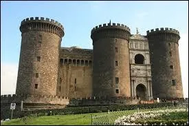 Je servais pour défoncer la porte d'un château ennemi au Moyen Âge. Je suis le ........