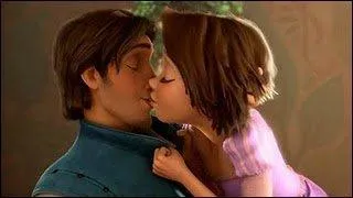 Quand Elsa dit d'ouvrir les portes et qu'Anna sort, quelle princesse voyons-nous entrer dans le château ?