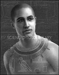 Qui est ce personnage égyptien du IIIe millénaire avant notre ère, vizir, médecin, astronome, philosophe, architecte. Il éleva la première pyramide; plus tard, il fut divinisé comme dieu guérisseur ?