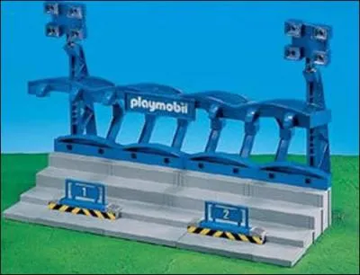 Sous quel nom sont commercialisées les tribunes des terrains de foot Playmobil ?