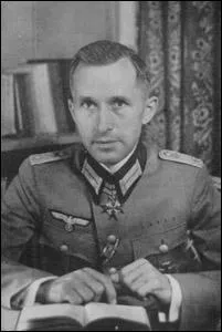 Francophile, c'est l'un des écrivains allemands le plus traduit en français : il est publié dans la Pléiade. Réécrits après guerre, ces romans sont publiés par les éditeurs néo-fascistes d'aujourd'hui. Qui est-il ?