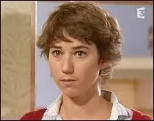 Quel personnage, sensé la remplacer pendant son congé maternité a harcelé Blanche ?