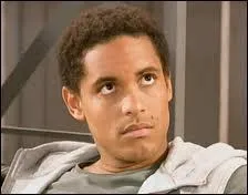 Avec quelle fille ce garçon est-il sorti ?