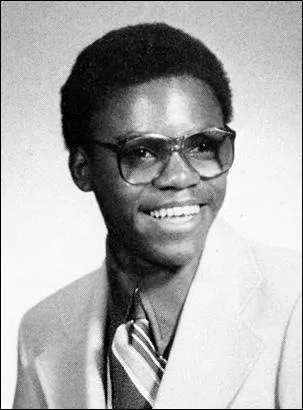 Il courait sur piste et très vite et sautait très loin.