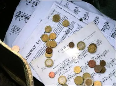 Qui chantait "À ceux qui croient que mon argent est dans ma tête, je dis qu'il ne suffit pas d'être pauvre pour être honnête" ?