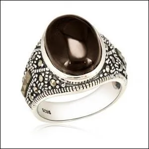 Par quelle variété d'agate de la famille des calcédoines, cette bague en argent est-elle surmontée ?