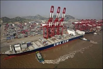 Le port le plus actif et le plus grand du monde est :