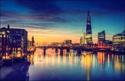 Dans cette ville, on peut trouver des cabines téléphoniques...