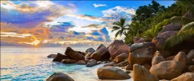 Mon 1er est une reine... Et mon tout est la capitale...