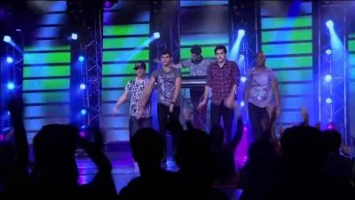 Comment se nomme cette chanson interprétée par les garçons ?