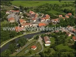 Xouaxange est un petit village lorrain de l'arrondissement de Sarrebourg. Il se situe dans le d&eacute;partement ...
