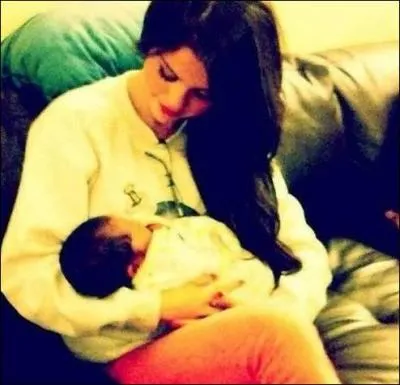 Coment s'appelle la petite soeur de Selena ?
