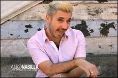 Comment s'appelle l'assistant de Nabilla ?