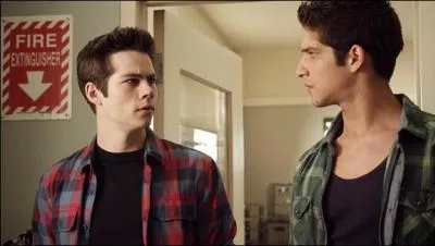 Que fait Stiles pour Scott lors de la pleine lune ?