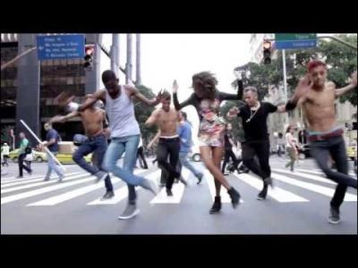 2014. Mélange de samba, de hip-hop, de free-step, venu du Brésil ! (clip)