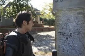 Dans la saison 4, avec quoi Maggie marque-t-elle le message suivant : << Glenn va au Terminus Maggie. >>