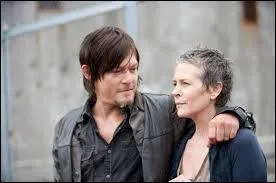 Dans la saison 4, avec qui Daryl fait-il un bon bout de chemin ?