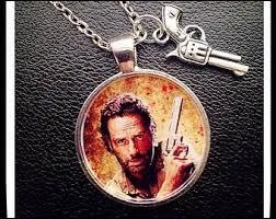 Sur le bijou qu'Andréa offre à Amy, qu'est-ce qui est représenté ?