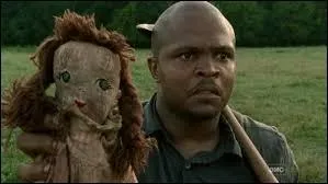 Dans la saison 2, à qui appartient la poupée que Daryl retrouve ?