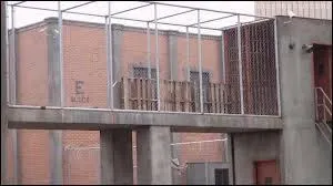 Dans la saison 3, dans quel bloc de la prison le groupe de Rick se retrouve-t-il?