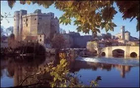 Toujours en Bretagne, mais cette fois c'est du "lourd", voici le Helfest, dans quelle ville se déroule-t-il ?