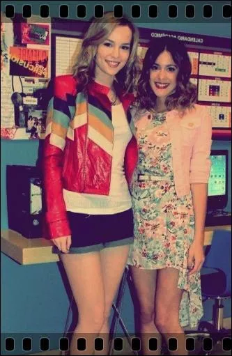 Qui est la personne à gauche ?