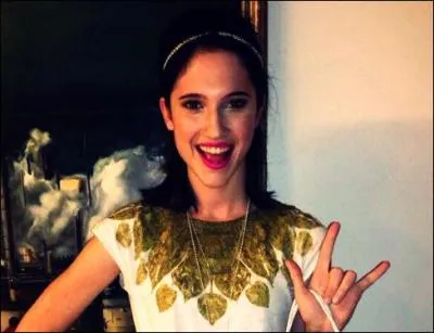 La personne qui joue le rôle de cette jeune fille se nomme...