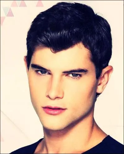 Ce garçon s'appelle en réalité...