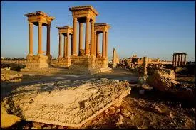 Mon 1er est un jeu sur un quadrillage de 100 cases où 40 jetons s'affrontent... Mon 2nd est un mot anglais qui signifie ''derrière'' employé notamment dans l'expression ''Kiss my --------'' ... Et mon tout est la capitale de...