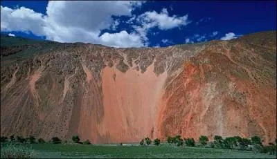 Mon 1er est la femelle d'un mammifère ruminant... Mon 2nd est un gâteau aux raisins de Corinthe et aux fruits confits... Et mon tout est la capitale...