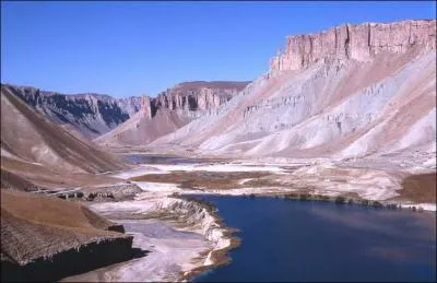 Mon 1er est le surnom des taxis anglais et le prénom de Calloway... Mon 2nd est le mouvement ondulant de la mer... Et mon tout est la capitale...