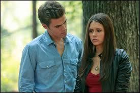Dans la saison 1, où Elena rencontre-t-elle Stefan pour la première fois ?