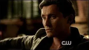 Dans la saison 4, avec quel Mikaelson Katherine a-t-elle une relation secrète ?