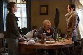 Peeta propose du pain à :