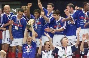 Fastoche celle-là, l'équipe qui a remporté la Coupe du monde 1998 est : (dommage qu'elle n'ait pas réalisé le même exploit lors de ce mondial 2014 au Brésil)