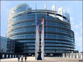 Le bâtiment Louise-Weiss est le siège du Parlement de l'Union européenne où se tiennent les séances plénières. Mais ce bâtiment est :
