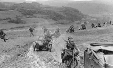 En 1940, les Allemands envahissent en premier les :
