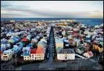 Reykjavik compte environ 120 000 habitants, soit 11 fois moins que Paris.