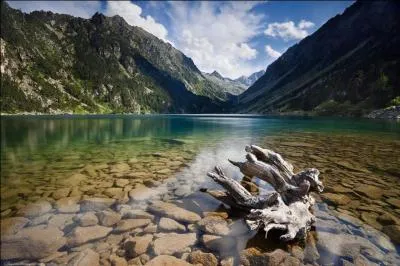 Quel est ce magnifique lac que vous découvrirez près de Cauterets dans les Hautes-Pyrénées?