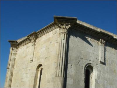 Vaison-la-Romaine est une cité très riche en histoire où vous admirerez des restes de bâtiments antiques ainsi qu'une pittoresque chapelle à l'étrange chevet triangulaire, comment s'appelle-t-elle?