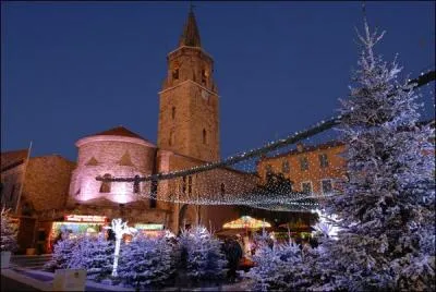 Quelle est cette ville du Var dont l'une des spécialités est "les pavés du cloître", bonbon feuilleté aux amandes entouré d'une fine coque caramélisée?