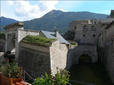 Dans quel département, visiterez-vous la ville de Briançon, la plus haut perchée de France où vous verrez le fort du château, la collégiale Notre-Dame et la porte de Pignerol?