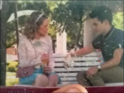 Quand Andres tente d'embrasser Emma sur le banc, quelle est sa réaction ?