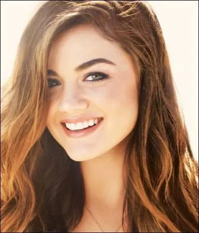 Avec quoi Aria a-t-elle fait tomber Shanna de la scène ?