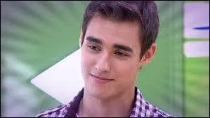 Dans la saison 1, Leon essaie de séduire Violetta, pourquoi ?