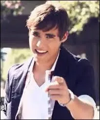 Comment Leon rencontre-t-il Violetta (saison 1) ?