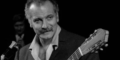 Sortie en 1952, cette chanson parle d'une personne mal vue par la société et démontre la volonté de rejet des bien-pensants qui n'acceptent pas les anticonformistes.